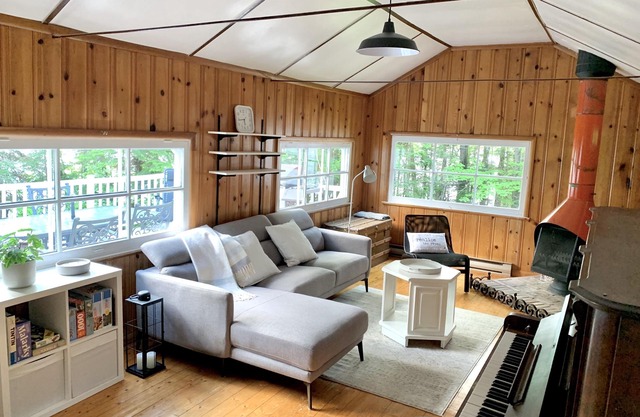 Charming rustic cottage on Lac-Trois-Saumons