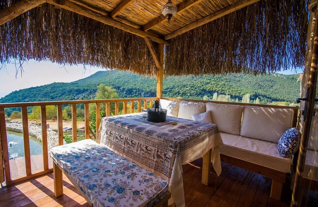 Encantadora villa de estilo rústico de luna de miel ecológica con piscina y vistas