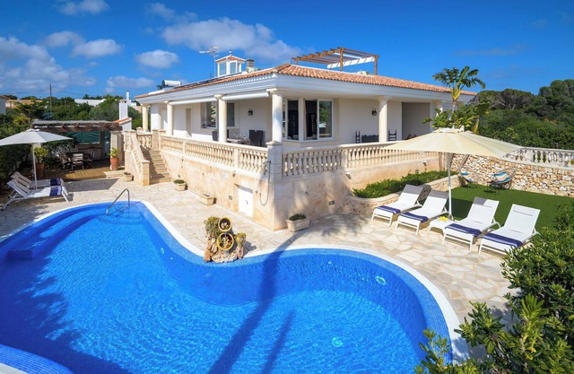 Espaciosa villa con encanto, a 200 m del mar, piscina, AC, wifi, ideal familias