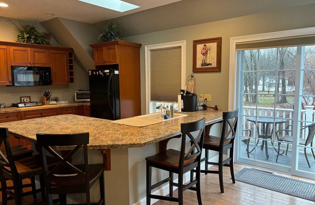 Charming Saratoga studio '09: walk to track, SPAC, downtown! Private entry/deck.