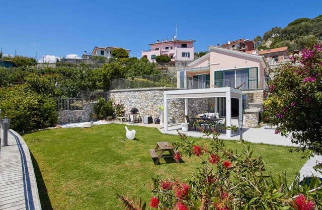 Encantadora villa con vistas al mar con jardín y encantadores espacios al aire libre