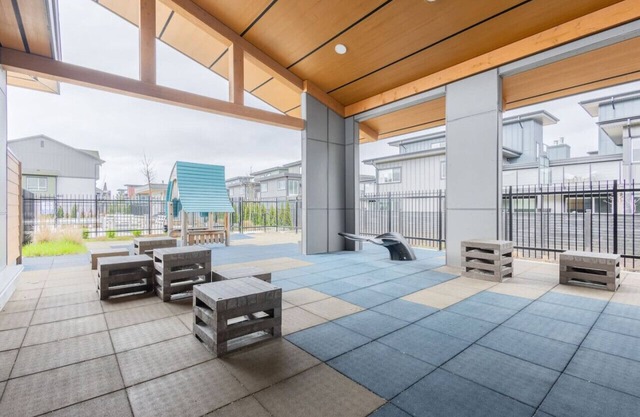Charming Seaside Oasis: Balcony ~ Pool ~ Gym ~ Pkg