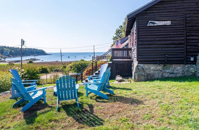 Charming seaside cottage with beautiful views of Lowell's Cove.