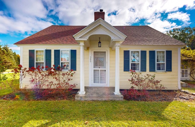 Charming Seaside Cottage with a Gas Fireplace, Spacious Patio, and Nearby Hiking