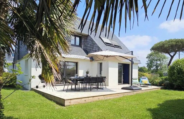 Charming seaside house with indoor heated POOL-JACUZZI