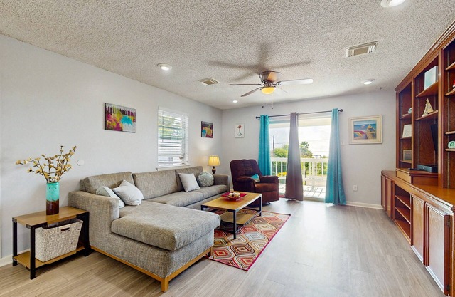 Charming seaside house w/Galveston Bay bay views, fenced yard - Dog Friendly
