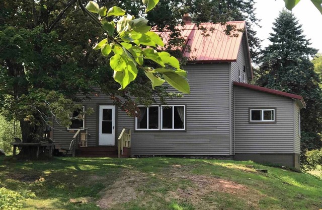 Charming, secluded farmhouse in Munising, gateway to Pictured Rocks NP.