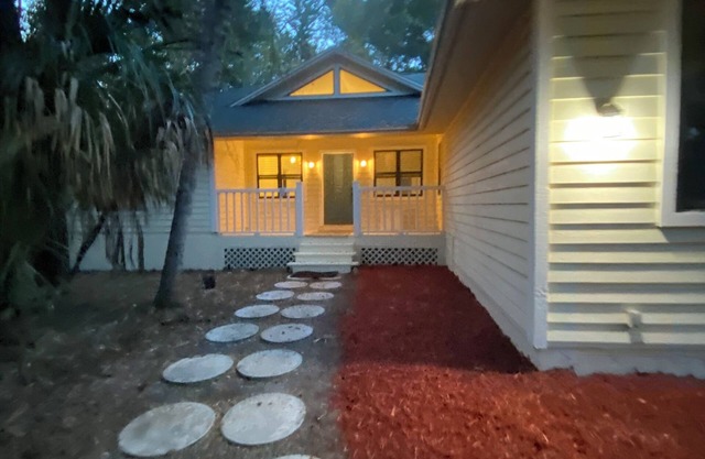 Charming SFH 3/2 Private house with WiFi, AC in tranquil Stuart