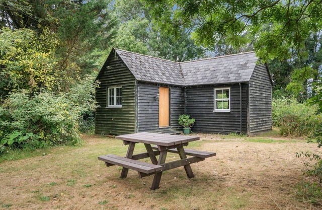 Charming single-storey hideaway with garden access