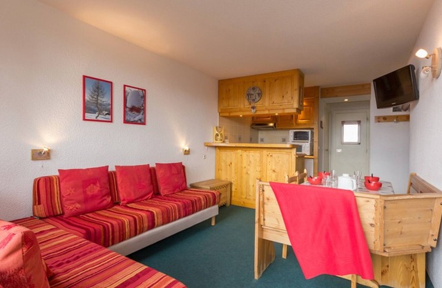 Charming Ski-In/Ski-Out Apt · 2 Rooms · Balcony · WIFI · Valley & Mountain Views