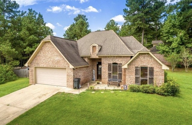 Charming Southern Hideaway / Pet Friendly Subdivision