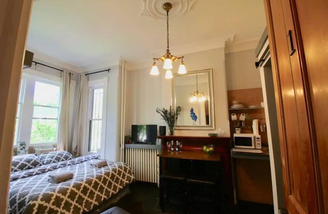 Tranquilo y encantador estudio de lujo, cama King, cerca del Capitolio y la Corte Suprema