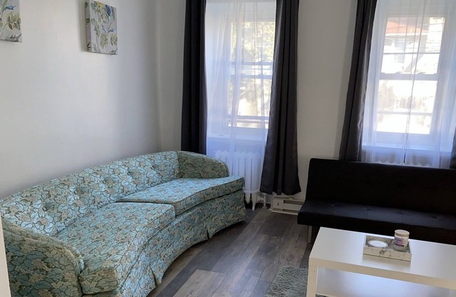 Charming & Spacious Apt - 75" 4K HDTV - 1,000 Sq Ft - Philadelphia Suburb