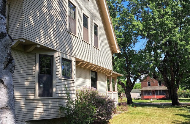 Charming, Spacious Craftsman in Lakes Country! Short walk to beach/park/food