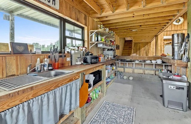 Charming, spacious farm getaway in Reeves, less than 20 mi.from Coushatta Casino
