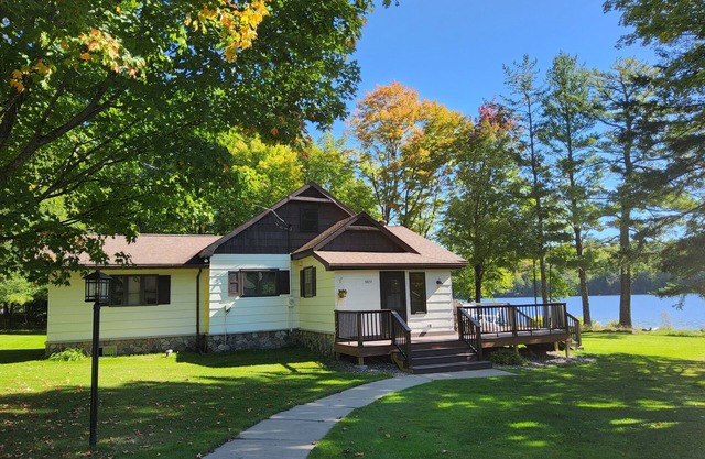 Charming & Spacious Home on Little Smoky Lake, Golf course nearby, Pet friendly!