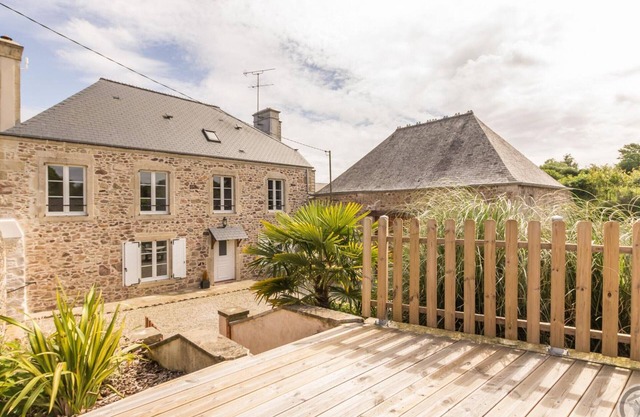 Encantadora casa de piedra con jardín cerrado en Teurthéville-Bocage