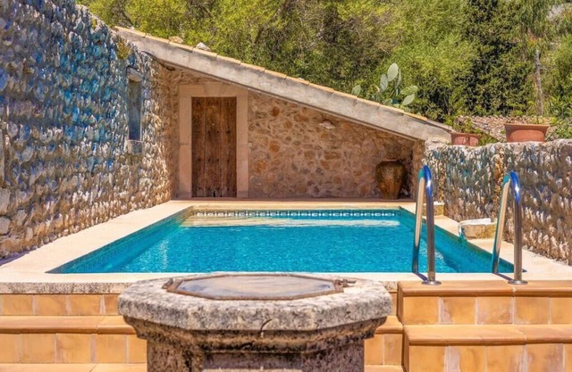 Villa de estilo rústico en zona privilegiada, La Font