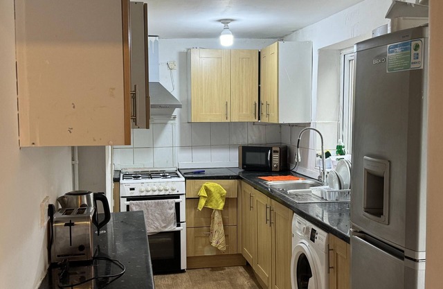 Charming Stoke House With 2 Nice Bedrooms