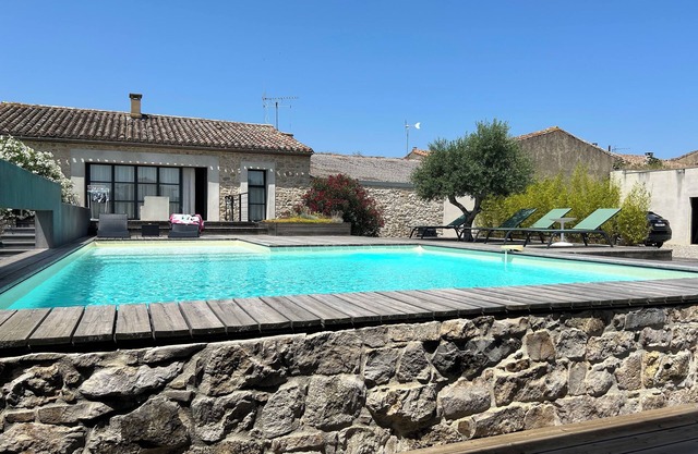 Magnífica villa de piedra encantadora con piscina cerca de Carcasona. Vista de los Pirineos