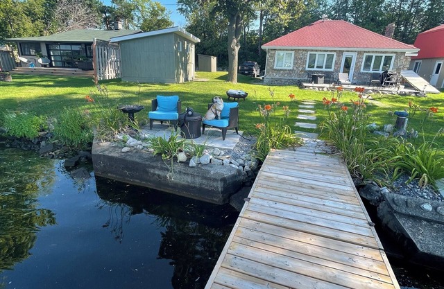 Charming stone cottage with PRIME waterfront on Rideau River