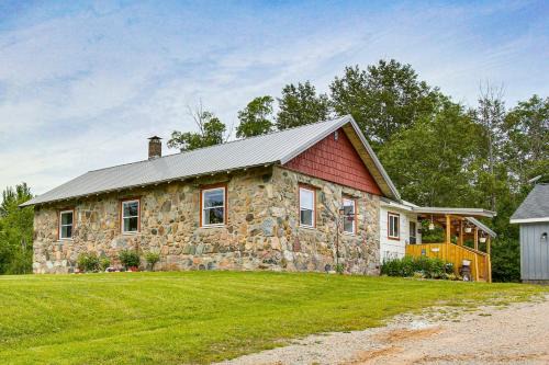 Charming Stone Cottage in Marion with Fire Pit!