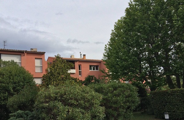 Estudio encantador con aire acondicionado en residencia privada de 8 ° con pequeño jardín