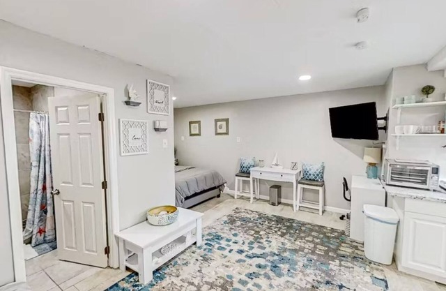 Charming studio Close to Bush Gardens and USF