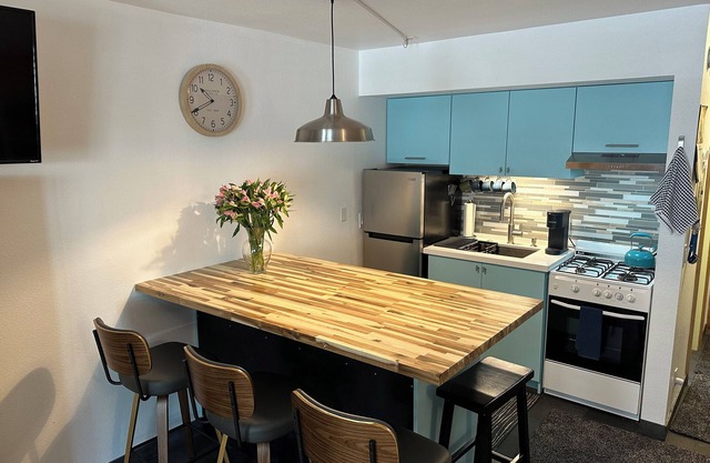 Charming Studio condo in Kirkwood