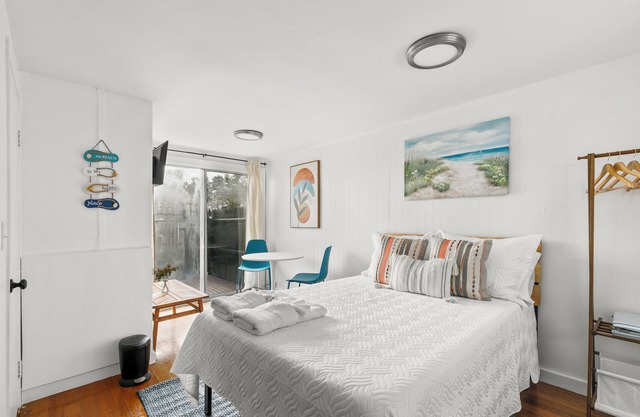 Charming Studio Dennis Port Getaway with WiFi and AC - Close to Beach!