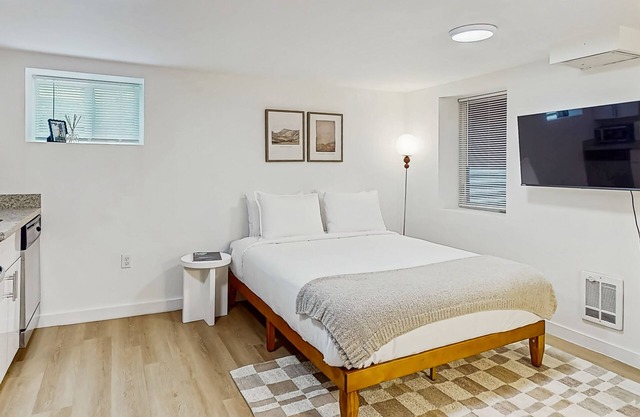 Charming Studio in Historic Gordon Apartments – Prime Lower Queen Anne Location!