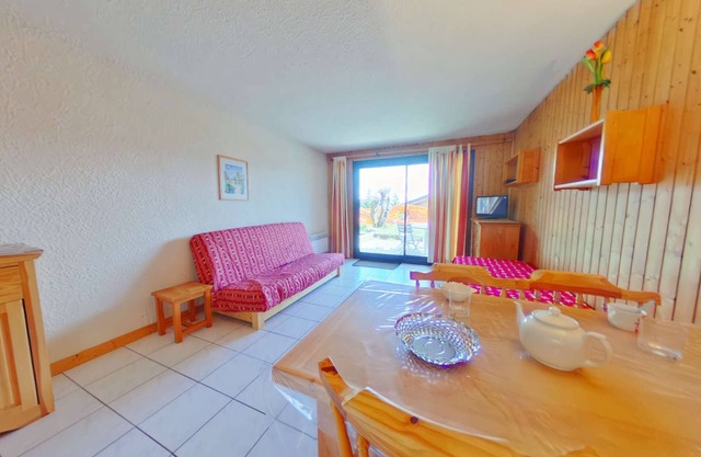Charming Studio in Les Saisies, Ski-In/Ski-Out, Terrace, Sleeps 3