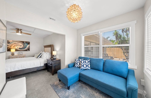 Charming Studio Suite W/ Private beach access, Fire Pit, & BBQ Grills