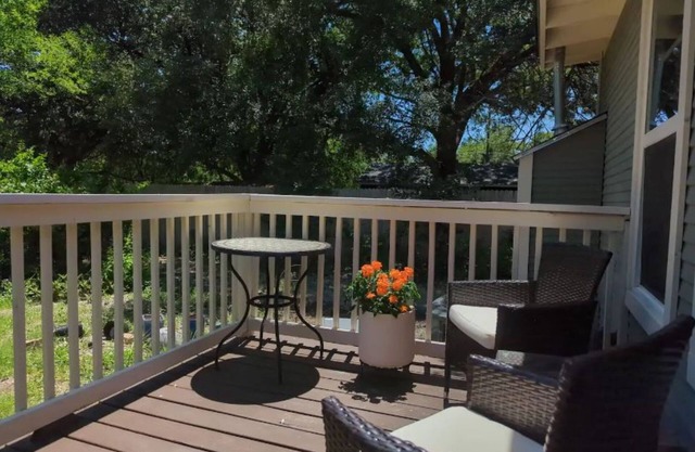 Charming Studio W/deck & Garden