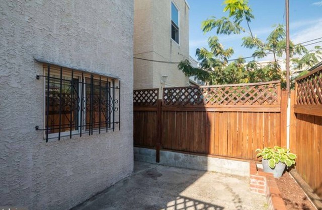 Charming studio with AC and WiFi in vibrant South Philly.