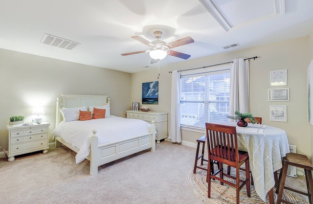 Charming studio with 3 pools, kitchenette & central AC