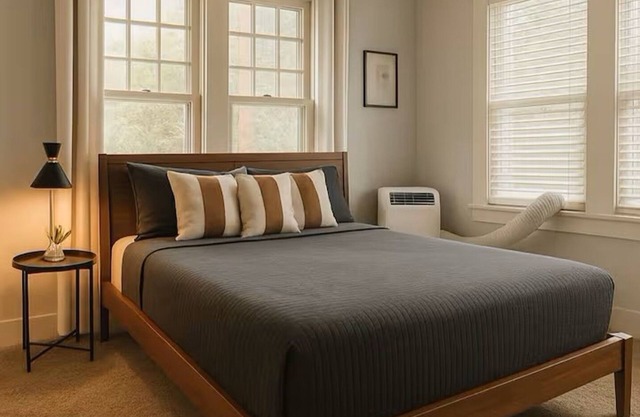 Charming Suite with private access by The Pearl and downtown