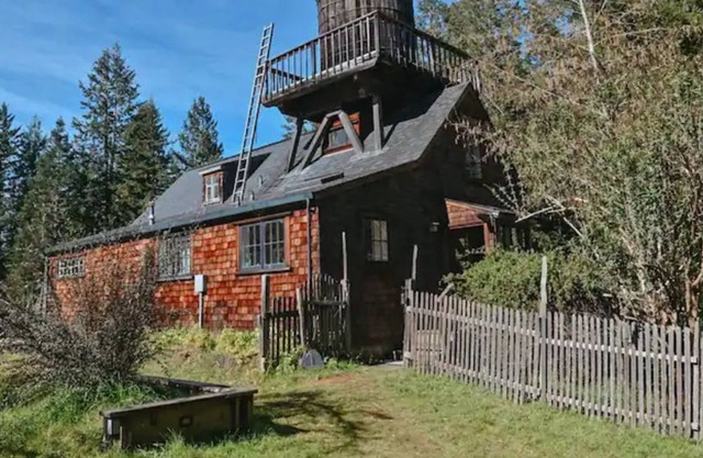 Charming, Sunny Watertower Cottage in Artist Community 2 Miles from the Ocean