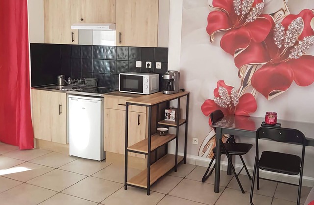 Charming T2 30 m2 ground floor + parking. Close to town center and all amenities