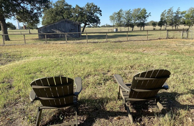 Charming Farmhouse 10 minutes to Round Top! Discount for Weekly, Monthly Stays!