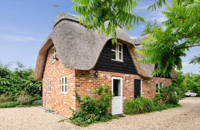 Charming thatched cottage with shared garden, ideal for walkers