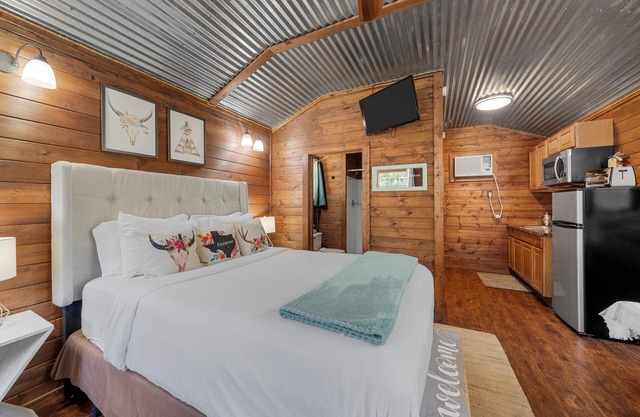 Tiny House # 3 @Gathering Oaks Retreat