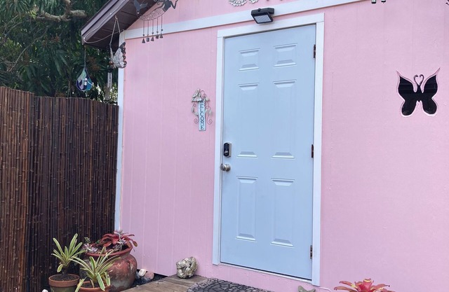 Charming tiny house with AC and WiFi in delightful Sarasota.Private and quiet.