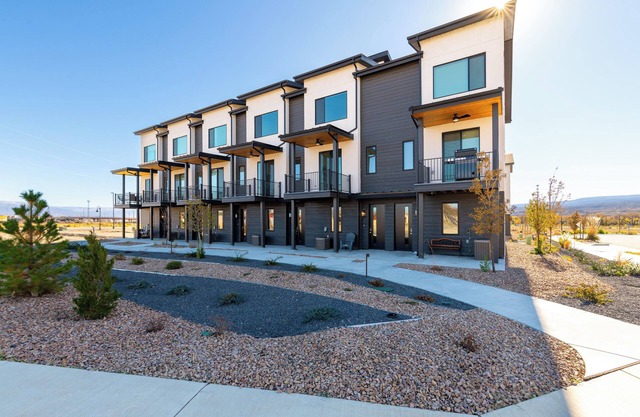 Charming townhome w/direct access to River Trail, Las Colonias and Downtown GJ!