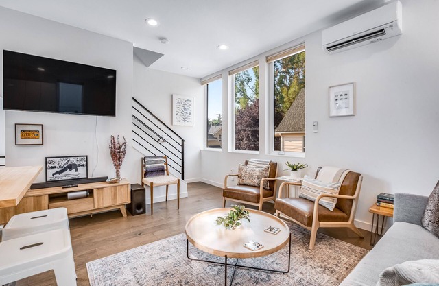 Charming townhouse with soothing view, full kitchen, deck, & W/D - golf nearby