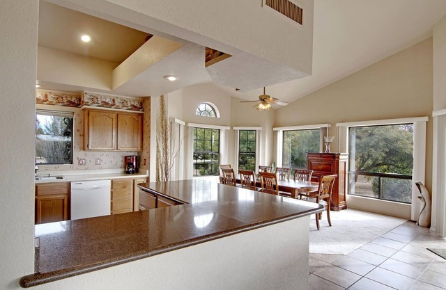 Charming, tranquil 3-bedroom house in Rio Verde with a community pool and gym