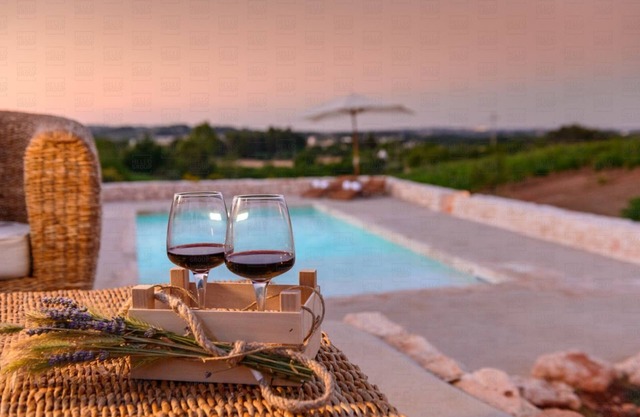 Trulli encantador con una piscina panorámica