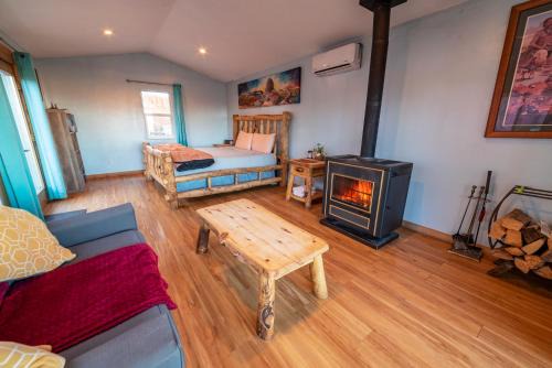 Charming Turquoise Cabin in Monument Valley