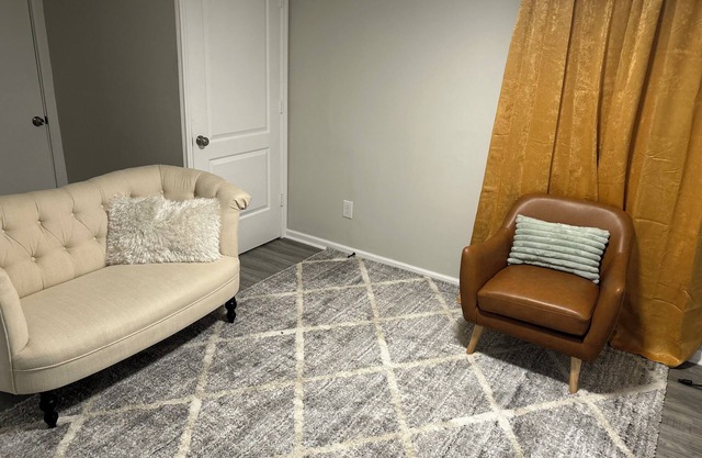 Charming Two-Bedroom House Near Downtown Indy with full kitchen & strong Wi-Fi