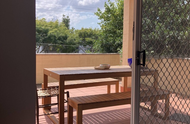 Charming Two Bedroom Artistic Haven in West End - Central and Cozy